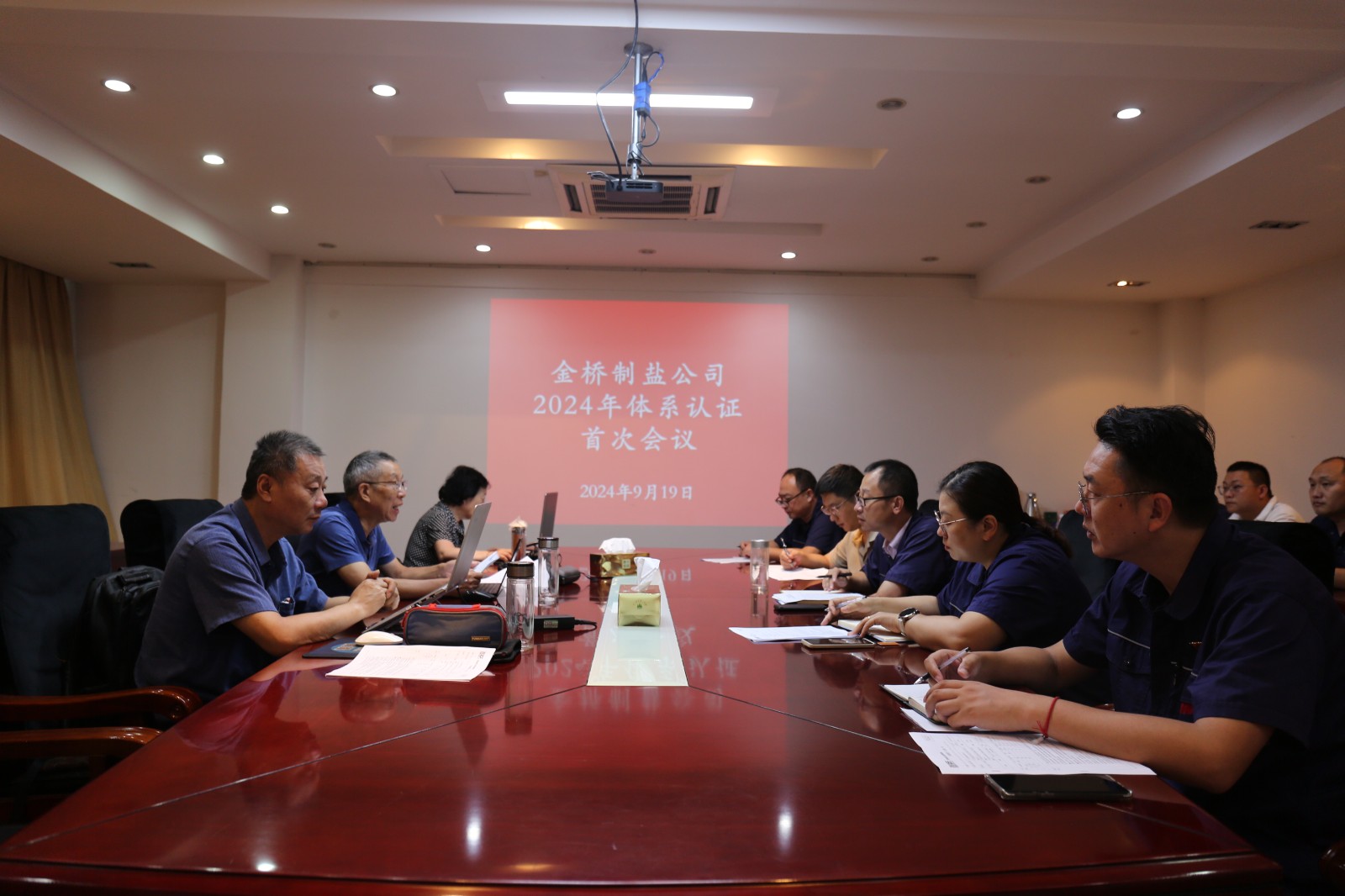 近日，金橋制鹽公司通過北京世標認證中心審核，給予食品安全管理體系、環(huán)境管理體系和職業(yè)健康安全管理體系認證“保持認證資格”的監(jiān)督審核結(jié)論，給予質(zhì)量管理體系認證“再次注冊”的再認證審核結(jié)論。通過審核，是對公司精細化管理成果的檢驗，促進公司內(nèi)控管理水平持續(xù)提升。（李曉月）